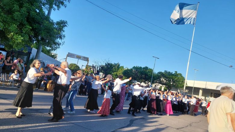 Se desarrolló el tradicional Pericón y "Marcha de los bombos" en la Plaza San Martín 