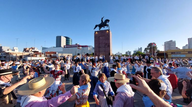 Se desarrolló el tradicional Pericón y "Marcha de los bombos" en la Plaza San Martín 