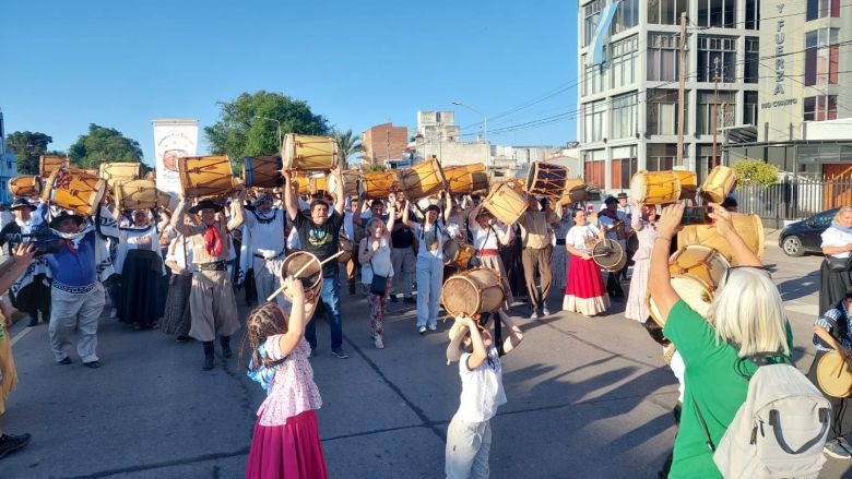 Se desarrolló el tradicional Pericón y "Marcha de los bombos" en la Plaza San Martín 