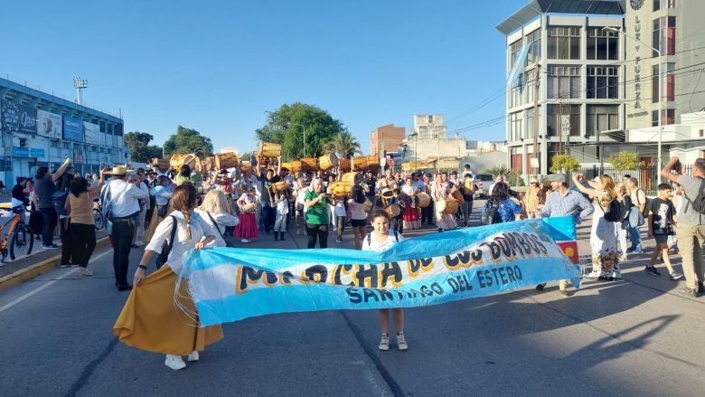 Se desarrolló el tradicional Pericón y "Marcha de los bombos" en la Plaza San Martín 