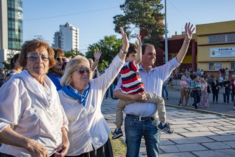 Una multitud acompañó el Pericón Nacional en el Día de la Ciudad