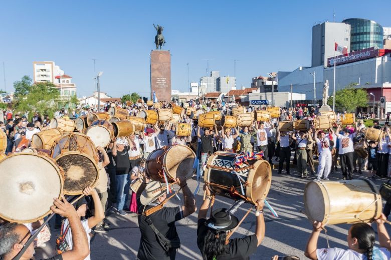 Una multitud acompañó el Pericón Nacional en el Día de la Ciudad