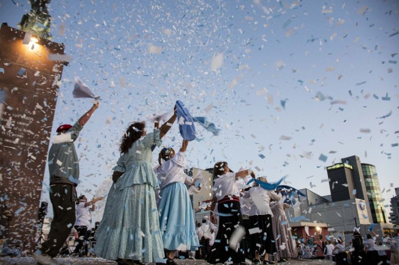 Una multitud acompañó el Pericón Nacional en el Día de la Ciudad