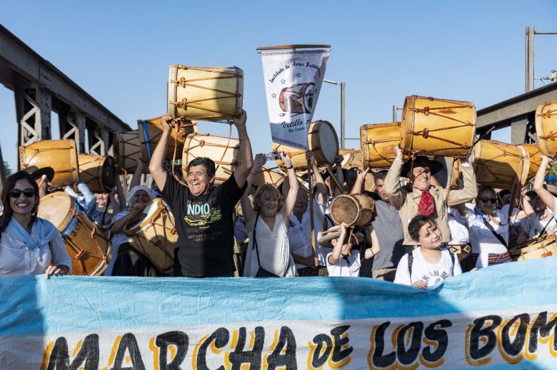 Una multitud acompañó el Pericón Nacional en el Día de la Ciudad