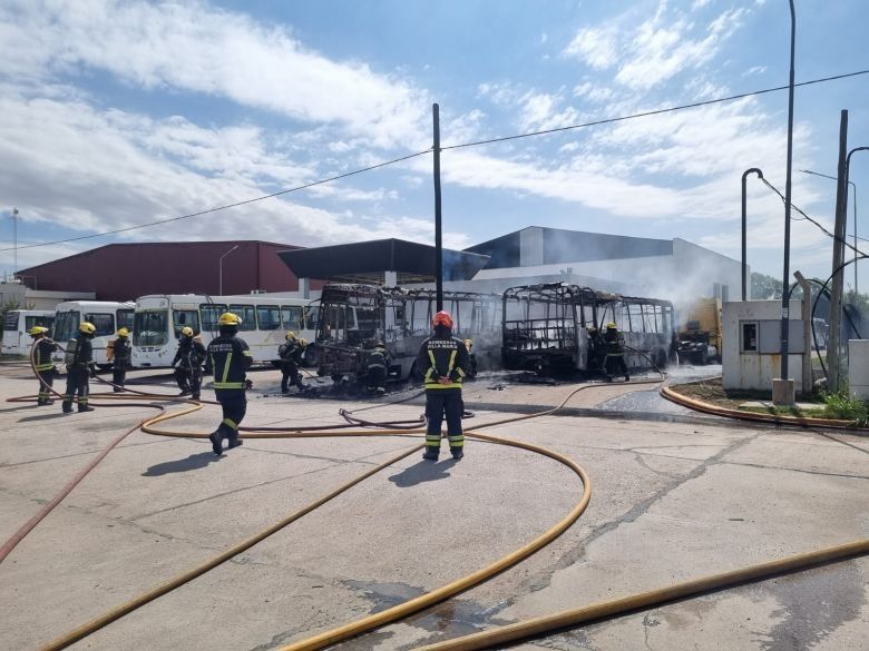 Se incendiaron colectivos en el Parque Industrial