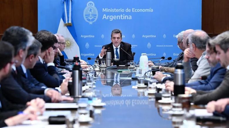 El Gobierno subió tres pesos el dólar oficial e inaugura una etapa de microdevaluaciones diarias