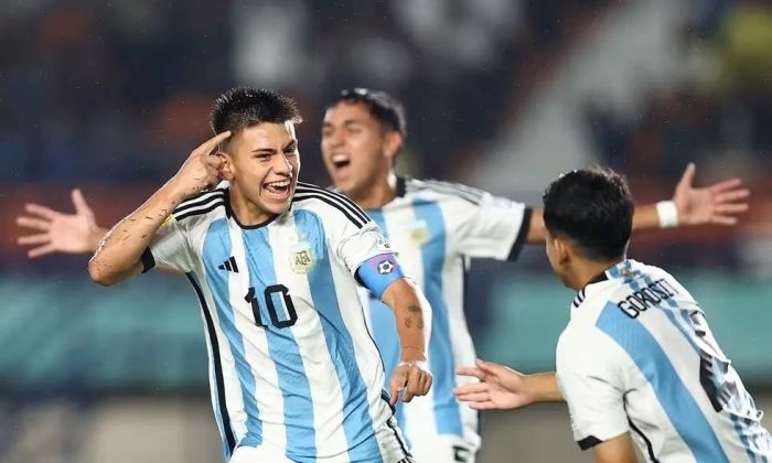 Argentina goleó y está en octavos de final