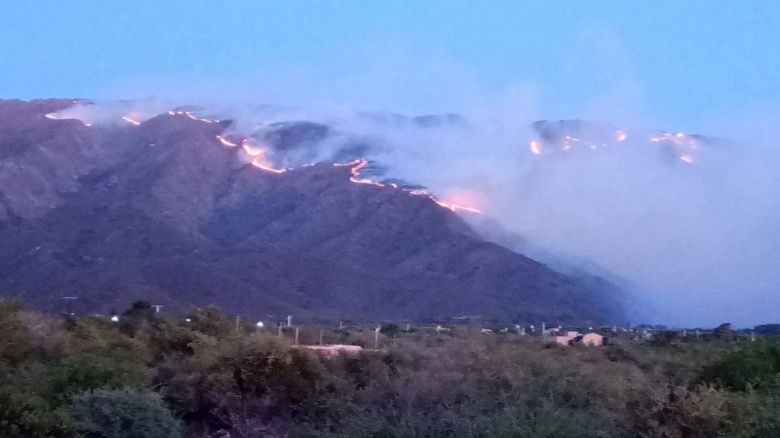 Córdoba con tormentas de agua y granizo, San Luis con vientos e incendios descontrolados