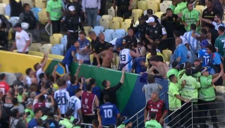 Las imágenes de la salvaje agresión de la Policía de Brasil a hinchas argentinos