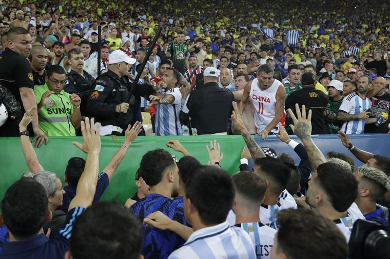 Las imágenes de la salvaje agresión de la Policía de Brasil a hinchas argentinos