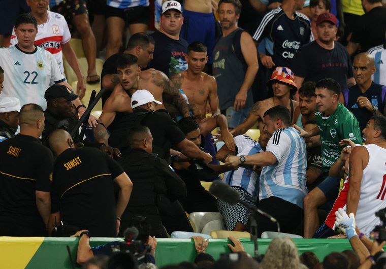 Las imágenes de la salvaje agresión de la Policía de Brasil a hinchas argentinos