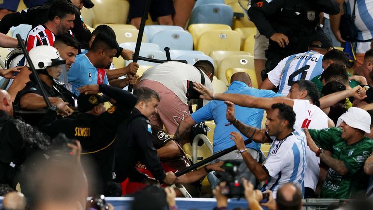 Las imágenes de la salvaje agresión de la Policía de Brasil a hinchas argentinos