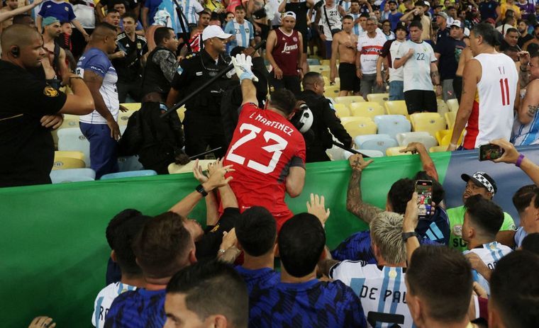 Las imágenes de la salvaje agresión de la Policía de Brasil a hinchas argentinos