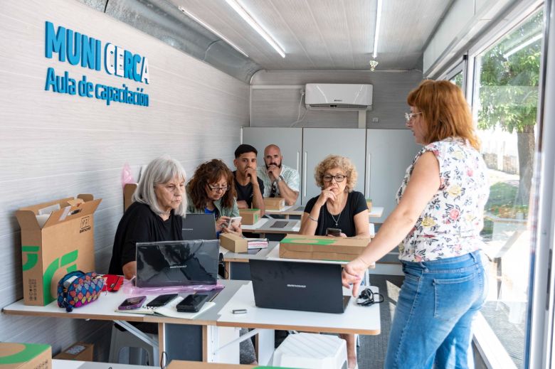 Lanzan el Aula Móvil de Capacitación para brindar talleres y cursos por los barrios