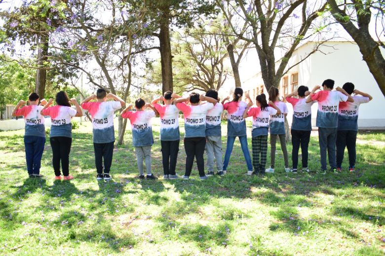 Alumnos de la Escuela Fray Mamerto Esquiú diseñaron su remera de egresados 