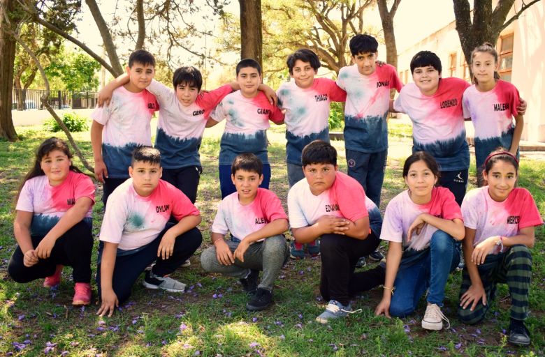 Alumnos de la Escuela Fray Mamerto Esquiú diseñaron su remera de egresados 