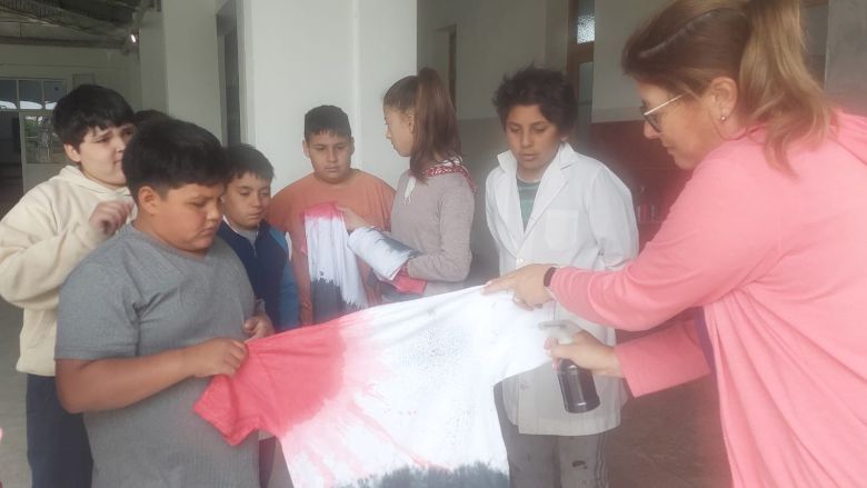 Alumnos de la Escuela Fray Mamerto Esquiú diseñaron su remera de egresados 