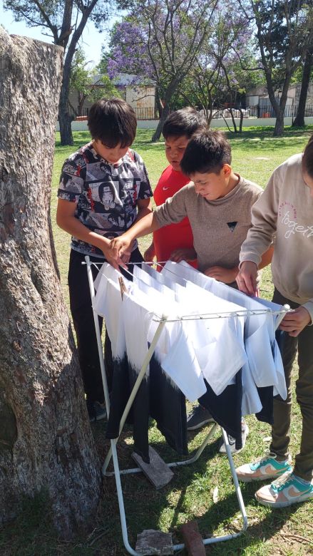 Alumnos de la Escuela Fray Mamerto Esquiú diseñaron su remera de egresados 