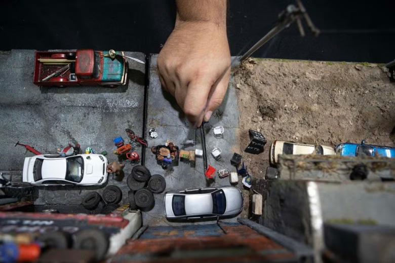 Con una belleza muy peculiar, plasma en sus maquetas, la vida en miniatura 