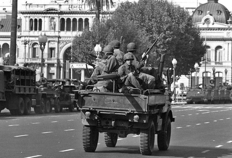 Cubrieron una baldosa en memoria de Gabriel Braunstein frente al lugar donde fue secuestrado en 1976