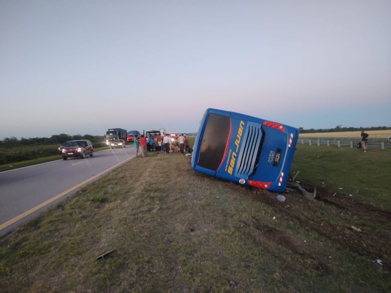 12 heridos en un grave choque entre una maquinaria agrícola y un colectivo