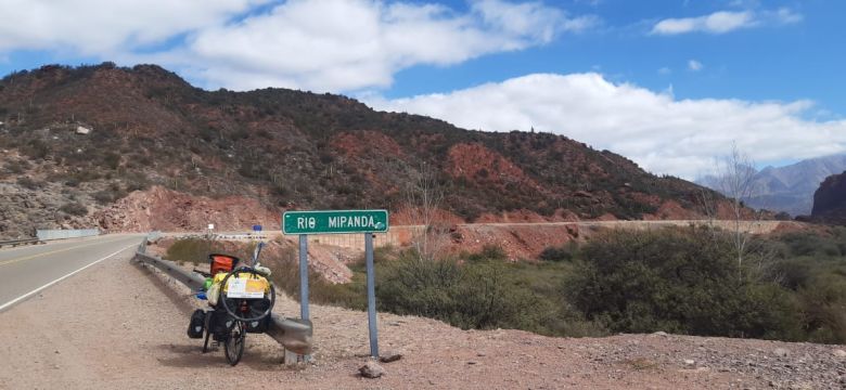 Se jubiló y recorrió toda la Ruta 40 en bicicleta