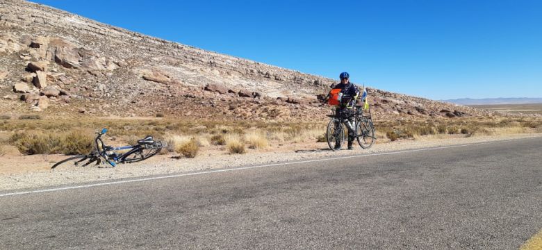 Se jubiló y recorrió toda la Ruta 40 en bicicleta