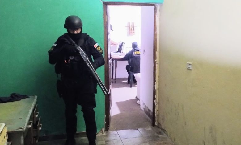 Un sujeto junto a su expareja y un "empleado" administraban tres puntos de venta en Cosquín