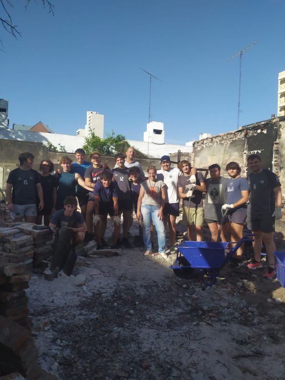 A dos meses del incendio que destruyó su casa, avanza en la construcción de su nuevo hogar