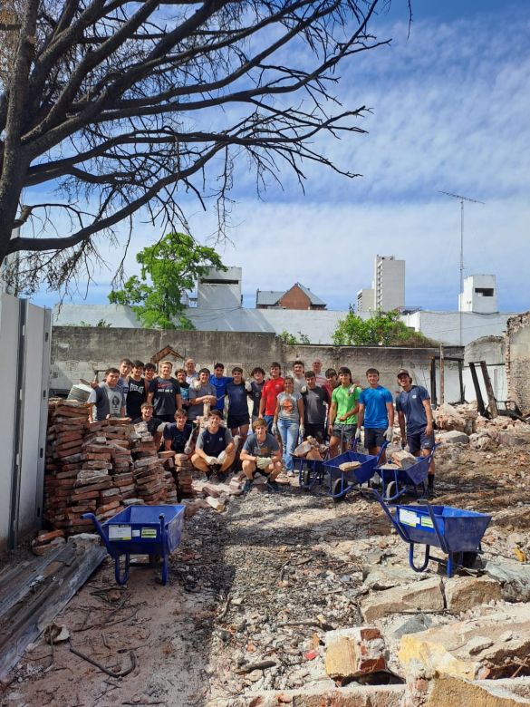 A dos meses del incendio que destruyó su casa, avanza en la construcción de su nuevo hogar