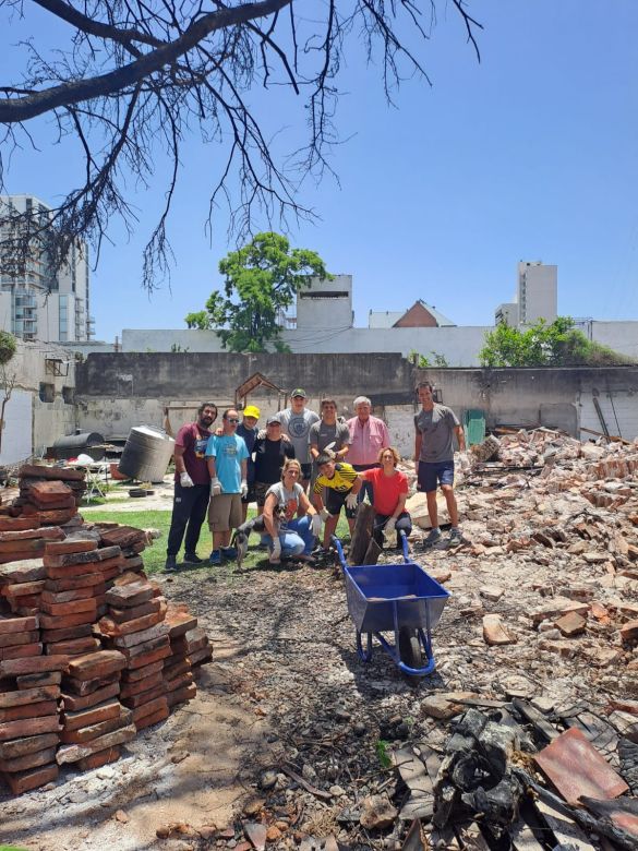 A dos meses del incendio que destruyó su casa, avanza en la construcción de su nuevo hogar