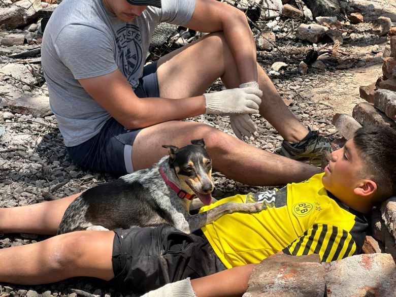 A dos meses del incendio que destruyó su casa, avanza en la construcción de su nuevo hogar