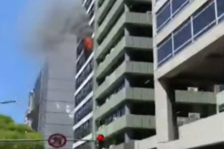 Explosión e incendio en el edificio lindero al Ministerio de Trabajo: cae mampostería y evacúan a empleados