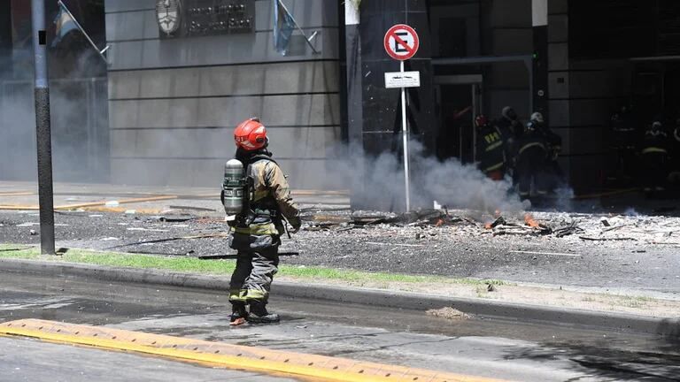 Explosión e incendio en el edificio lindero al Ministerio de Trabajo: cae mampostería y evacúan a empleados