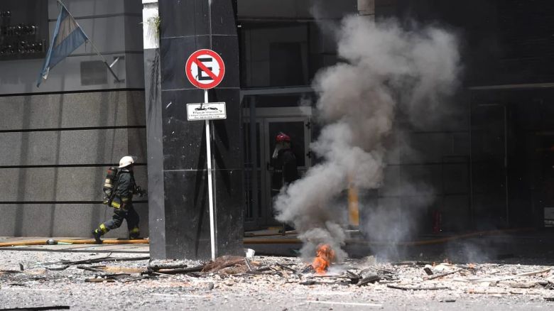 Explosión e incendio en el edificio lindero al Ministerio de Trabajo: cae mampostería y evacúan a empleados