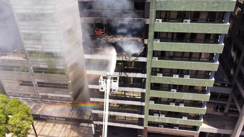 Explosión e incendio en el edificio lindero al Ministerio de Trabajo: cae mampostería y evacúan a empleados