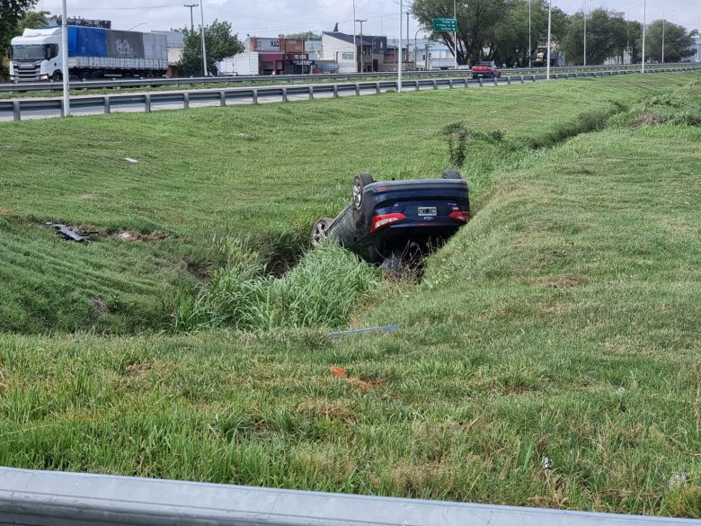 Vuelco en la rotonda de Achiras