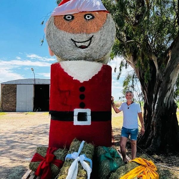 El gigante árbol de navidad realizado en el campo argentino