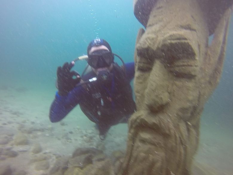 Buceo bajo hielo en Caviahue, una novedosa actividad que devela misterios sumergidos en el agua