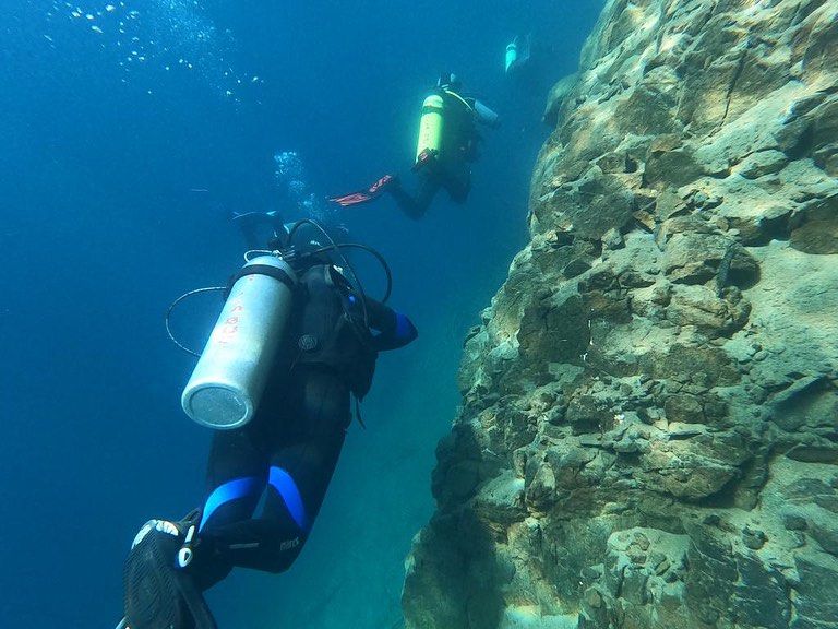 Buceo bajo hielo en Caviahue, una novedosa actividad que devela misterios sumergidos en el agua