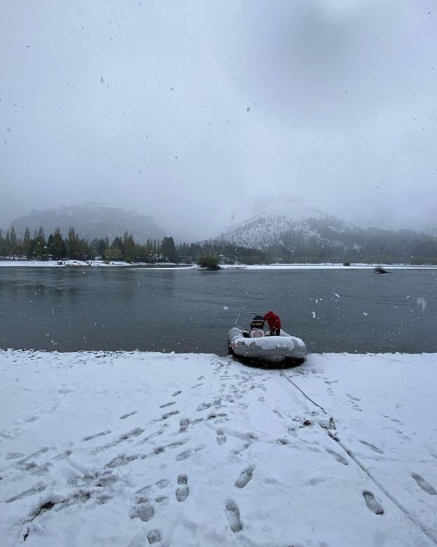 Buceo bajo hielo en Caviahue, una novedosa actividad que devela misterios sumergidos en el agua