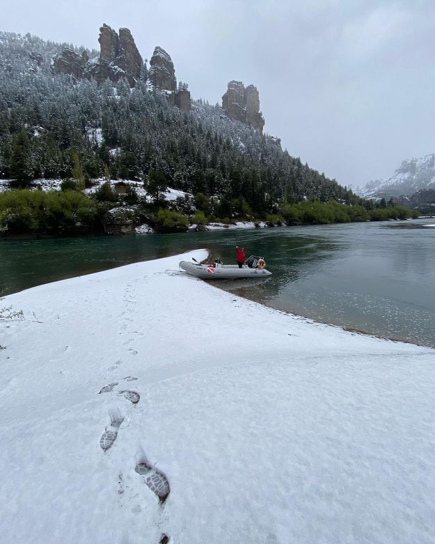 Buceo bajo hielo en Caviahue, una novedosa actividad que devela misterios sumergidos en el agua