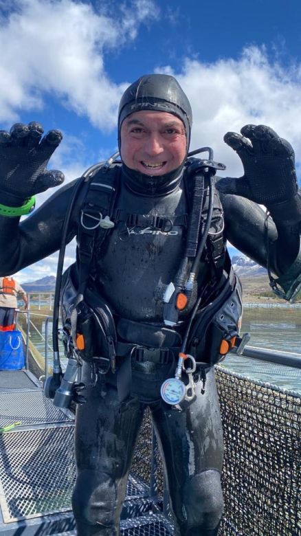 Buceo bajo hielo en Caviahue, una novedosa actividad que devela misterios sumergidos en el agua