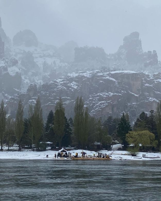 Buceo bajo hielo en Caviahue, una novedosa actividad que devela misterios sumergidos en el agua