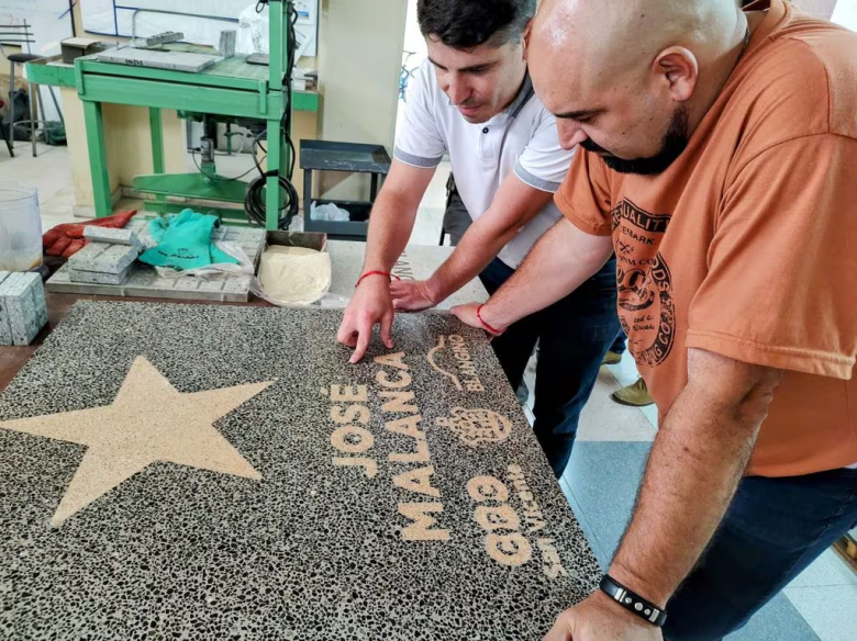 Un barrio de Córdoba inauguró su “Paseo de la Fama” y destacó 32 personalidades