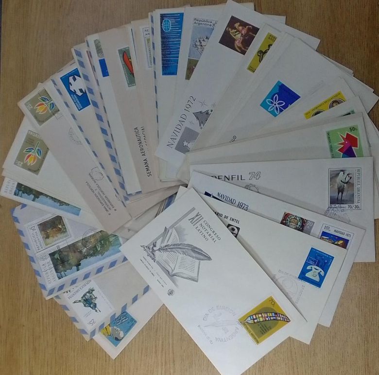 Un recorrido mágico a través de sellos postales y monedas de un coleccionista cordobés