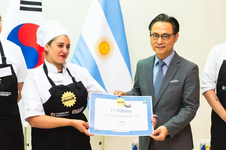 Una cordobesa fanática del K-pop fue premiada en un festival internacional de gastronomía