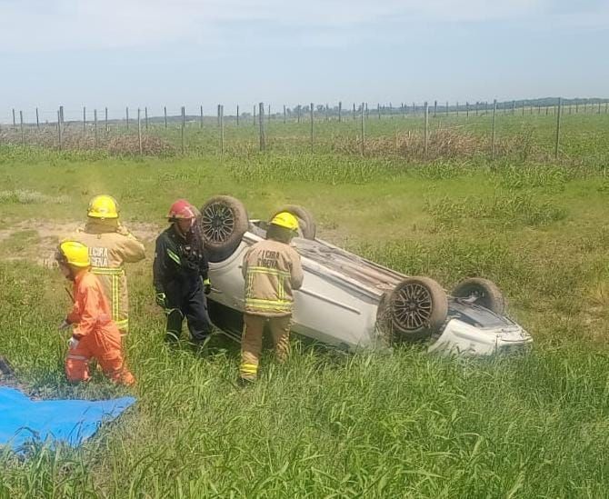 Despiste y vuelco en la Autovía Gdor. Juan B. Bustos km 649 