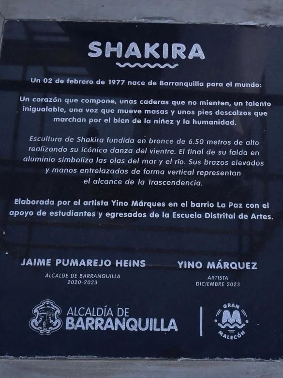 Shakira se emocionó con la estatua de más de 6 metros que le hicieron en su honor en Colombia 