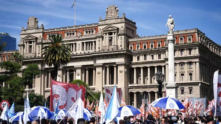 La CGT y otras organizaciones marchan a Tribunales en rechazo al DNU